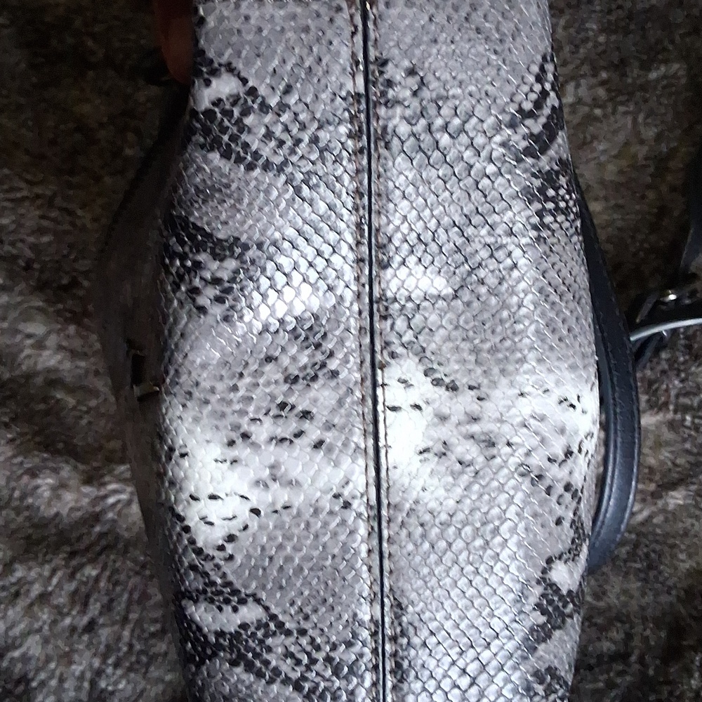 VERA WANG Snake-Print Crossbody GREAT CONDITION. - Picture 7 of 9